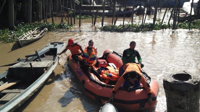 Cari Korban Tenggelam, Tim SAR Turunkan Penyelam di Sungai Indragiri